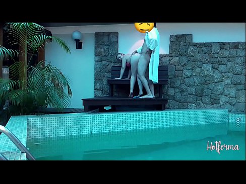 ❤️ Šéf pozve slúžku k bazénu, ale neodolala horúcemu ️❌ Porno na nás ☑